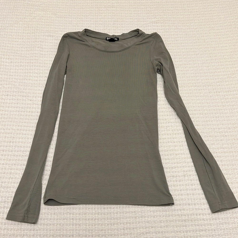 4/$20 Grey Long-Sleeve Tee 🌸